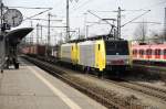 189-930 RT mit Schwesterlok vor einem Container-Tragwagenzug in Durchfahrt Trudering am 20.