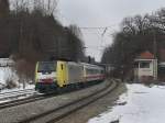 Die ES 64 F4-089 mit einem Brenner EC am 13.03.2010 bei der Durchfahrt in Aling.