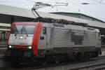 Captrain E189 093 (ex Veolia) wartet am 2.5.10 im strmenden Regen in Duisburg Hbf auf Weiterfahrt