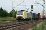 189 916-0 von Lokomotion fhrt mit einen langen Containerzug durch Iphofen am 10.06.2010