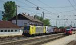 189 918 (ES 64 F4-018) und 185 663 mit Gz durch Brixlegg in Richtung Sden. Aufgenommen am 16.07.2010.