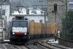 ES64F4-998 bei der Durchfahrt in Linz am Rhein 5.1.2011