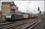 Fr DB Schenker Rail ist ES 64 F4-110 im Einsatz. Am 20.01.2011 fhrt sie mit einem langen Containerzug am Stellwerk Berlin Greifswalder Str vorbei.