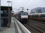 189 091-2 (ES 64 F4 - 991) zieht einen gemischten Gterzug durch Bielefeld.