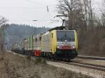 Die ES 64 F4-004 am 04.04.2009 mit einem KLV-Zug bei der Durchfahrt in Aling.  