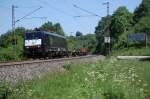 189 289 mit ihrem Containerzug an wohl unverkennbarer Stelle, 03.06.2011.