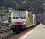 189 905 von Lokomotion und die Lokomotion Werbelok 189 912  Cream  durchfahren am 2. September 2011 mit einem KLV den Bahnhof Kufstein Richtung Wrgl. 