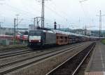 ES 64 F4 027 zieht einen Ford Autozug  am 23.09.2011 durch Kaiserslautern    