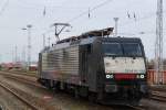 ES64 F4-150 fuhr zum Feierabend in das Kombiwerk Rostock-Seehafen im Hintergrund der Lokfriedhof von Rostock-Toitenwinkel.30.10.2011