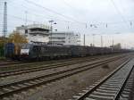 ES 64 F4 211 zieht einen Containerzug am 31.10.2011 durch Schwetzingen