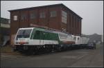 E 189 802 und E 189 804 stehen am 24.11.2011 bei grauen Himmel in Berlin-Reinickendorf um neuen Lack zu erhalten. Fr welches EVU sie dann im Einsatz sein werden war zum Aufnahmezeitpunkt nicht zu erfahren. E 189 803, die ebenfalls mit kam, ist bereits in der Halle (Class 189-VH, UIC: DE, AT und PL).