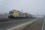 Nur kurz gibt der dichte Nebel den Blick auf 189 926 vor ihrem KLV-Zug in Richtung Augsburg frei (Hattenhofen, 24.11.11).