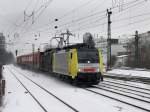 Die ES 64 F4-027 und die ES 64 U2-005 mit einem KLV-Zug am 14.02.2010 bei der Durchfahrt am Heimeranplatz (Mnchen).