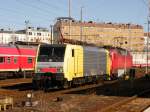 Am 26.Februar 2012 rangierte 189-915 in Berlin-Lichtenberg mit einer Lok der Baureihe 120.