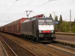 Am 30.September 2010 durchfuhr ES64F4-083 mit einem Mercedes-Zug den Bahnhof Elze in Richtung Gttingen.