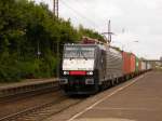 Am 2.August 2010 durchfuhr ES64F4-107 mit einem Containerzug den Bahnhof Elze in Richtung Gttingen.