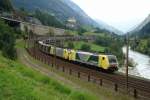 189 993 + 189 991 ziehen am 26.08.2008 den VOS-KLV am Gotthard hinauf Richtung Italien und wurde bei Wassen abgelichtet.