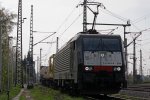 MRCE ES 64 F4-284 (i.E.fr Kombiverkehr) am 12.4.12 mit einem Containerzug bei der Durchfahrt durch Oberhausen-West.