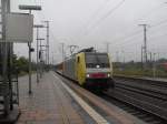 Am 20.06.2012 kam 189 915 (ES64F4-015) mit einem DB Nachtzug durch Stendal.