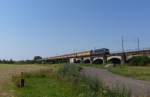 Eine 189 von MRCE fuhr am 25.07.2012 mit einem ARS-Altmann Autozug ber die verdener Allerbrcke.