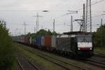 MRCE ES 64 F4-289 (E 189 289/i.E.fr HUSA) am 18.5.12 mit einem Containerzug bei der Durchfahrt durch Ratingen-Lintorf.
Gru an den Tf!