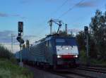 189 090-4 mit einem Gterzug durch Korschenbroich am Abend des 28.9.2012