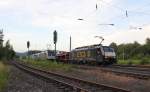 Whrend 185 672 mit 1116 911 und ihrem Containerzug am Signal in Eschwege West warten mssen, rauscht 189 115 (ES 64 F4-115) mit AZ in Richtung Sden vorbei.