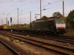 Am 13.10.2012 kam 189 159 (ES 64 F4-159) mit einem Containerzug durch Stendal.