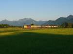 Am 16.06.12 war LM 189 907 noch mit ihrer  Minirex -Beklebung unterwegs, seit einer Woche fhrt sie als blaues Zebra herum.
Das Bild zeigt sie mit einem Gotthard-Umleiter bei Bernau am Chiemsee.