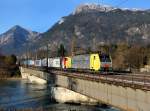 Die 189 903, die 185 665, die 139 177 und die 186 102 mit einem KLV-Zug am 17.11.2012 bei der berfahrt ber den Inn bei Brixlegg.
