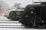 189 938-4 MRCE (vorn), 182 598-3 MRCE und 189 924-4 Dispolok stehen versetzt am 6.12.2012 im Bahnhof Kufstein. 189 924-4 bleibt in Kufstein, die anderen fahren weiter bei starkem Schneetreiben ber den Brenner Richtung Italien.