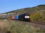 Die ES 64 F4-159 mit einem Containerzug am 11.10.2012 unterwegs bei Thngersheim.