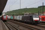 MRCE/WLB ES 64 F4-102 am 15.8.12 mit einem Containerzug in Wrzburg Hbf.