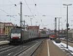 189 211 der MRCE zieht am 20. Februar 2013 einen Containerzug durch Ansbach.