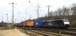 189 290 von ERS Railways kommt aus Richtung Köln-Süd mit einem langen Containerzug aus Rotterdam(NL) nach  Melzo(I) und fährt durch Köln-Gremberg in Richtung Koblenz bei Wolken am Kalten 3.4.2013.