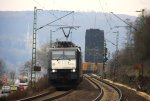 189 290 von ERS Railways kommt aus Richtung Kln mit einem langen Containerzug aus Rotterdam(NL) nach Melzo(I) und fhrt in Richtung Koblenz auf der Rechte Rheinstrecke (KBS 465) bei Kasbach-Linz am Rhein  bei Wolken am Kalten 3.4.2013.