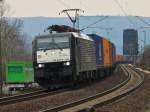 Die schwarze ES 64 F4-290 (189 290) von ERS Railways schleppt am 03.04.2013 einen Containerzug bei Erpel ber die Rechte Rheinstrecke (KBS465) Richtung Sden.