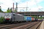 ES 64 F4 - 843 mit einem Schachtelzug in HH-Harburg, aufgenommen am 31.7.13.