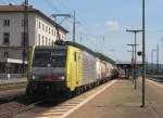 189 909 von Dispolok zieht am 03. August 2013 einen Containerzug durch Gemnden.