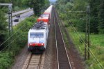 189 907 Lokomotion kommt  aus Richtung Koblenz mit einem langen EKOL-LKW-Zug aus Triest(I) nach Kln-Eifeltor und fhrt in Richtung Kln auf der Rechten Rheinstrecke (KBS 465) bei Bad-Honnef am Rhein bei Sommerwetter am 15.8.2013. 
