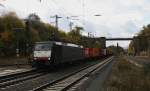 189 284-3 durchfhrt am 24.10.2013 mit einem schweren Containerzug den Bahnhof Eichenberg, Richtung Hamburg.