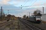 Am 10.November 2013 verlie MRCE 189 934 mit einem Containerzug das Ausweichgleis des Bahnhofs Banteln in Richtung Sden.