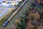 189 108 von MRCE kommt aus Richtung Oberhausen-West mit einem Papierzug aus Dortmund nach Italien und fährt in Richtung Düsseldorf.
Aufgenommen vom Gasometer in Oberhausen am 22.12.2013.