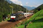 189 932 mit einem DB-ÖBB IC bei Steinach in Tirol. Aufgenommen am 21.8.2010