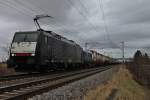 MRCE/HTRS Nederland B.V. ES 64 F4-990 (ex. DB 189 090-4) mit einem Containerzug bei Hügelheim gen Schweizer Grenze.