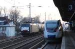 1.2.2014 Berlin-Karow. 189 105 mit Kesselzug unterwegs nach Stendell, RB 27 der NEB nach Groß Schönebeck am Bahnsteig.