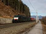 Die ES 64 F4-038 und die ES 64 F4-086 mit einem KLV-Zug am 18.01.2014 unterwegs bei Kufstein.