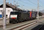 Ein neues Gesicht bei Lokomotion. Die 189 927-7 (Ex TXL) durchfährt am 25.2.2014 zusammen mit der 482 045-2 der SBB Cargo, angemietet von Lokomotion, den Bahnhof Brixlegg nach Kufstein. Gut zu sehen sind die Zebrastreifen an der 189 927-7. Leider habe ich durch die Baustelle den Lokzug zu spät mitbekommen :-)