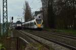 Nach dem der RE13 Zug bestehend aus den Triebwagen ET 6.01 und 7.14 nach Hamm fahrend den Bahnsteig in Dülken erreicht hat, kann  die 189 102 mit ihrem Containerzug wieder weiter in Richtung