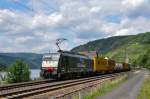 Mit einem Containerzug am Haken fährt 189 208 (ES64F4-208) der ERS Railways die rechte Rheinstrecke entlang in Richtung Süden.